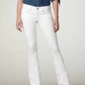 American Eagle vita bootcutjeans - Vita bootcut jeans från American eagle, oanvända med prislapp kvar, köpta för ca 600-700kr, midrise, w27 med långa ben