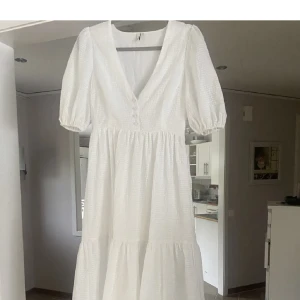 Vit fin klänning  - Säljer en vit klänning från Nelly som jag inte använder. 