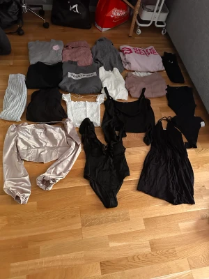 Klädpaket  - Säljer ett helt paket, mycket nya kläder! Alla västarna är nya, jackorna använda 1-2 gånger, skorna är använda inomhus.  Och av kläderna är 8 plagg helt nya, Kläderna är i storlek s/m Västarna är i storlek s Svarta bomberjackan xs Mocka jackan xs  Skor 36