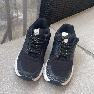 Svarta sneakers  - Storlek 39  Aldrig använda - felköp.  