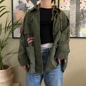 Höstjacka - Snygg oversized höstjacka från HM. Knappt använd, säljer därav💞 Köpren står för frakten!