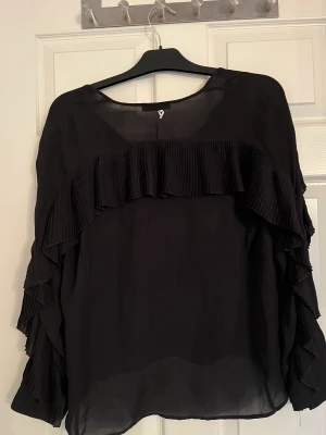 Dondup blus - Dondup blus. Storlek 40, obs italiensk storlek, passar en 36-38.  Nypris ca 5000.