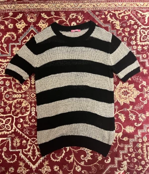 Stickad tröja  - Svart vit off the shoulder tröja använts typ två gånger 