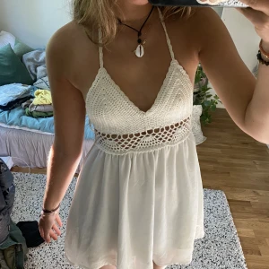 Strandklänning virkad - Vackraste strandklänningen köpt i Kenya!! Bar rygg och man knyter bandet runt nacken. Perfekt sommarklänning❤️🍀