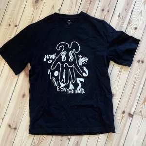 T shirt med tryck - Köpt av en här på plick, han har gjort trycket själv. Mycket gullig t shirt. Står h&m xs i men skulle säga att den sitter som en herr m