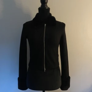 Svart tröja - Jätte jätte fin tröja från H&M.  Nyskick. Säljer pga inte min stil.