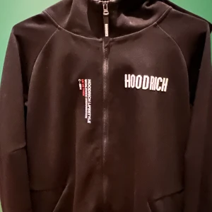 Hoodrich - Svart hoodie (M) och byxor (L) från Hoodrich 350kr styck eller 700kr för båda.. Använda ett fåtal gånger. Vita byxor (M) samma märke, oanvända, 350kr.