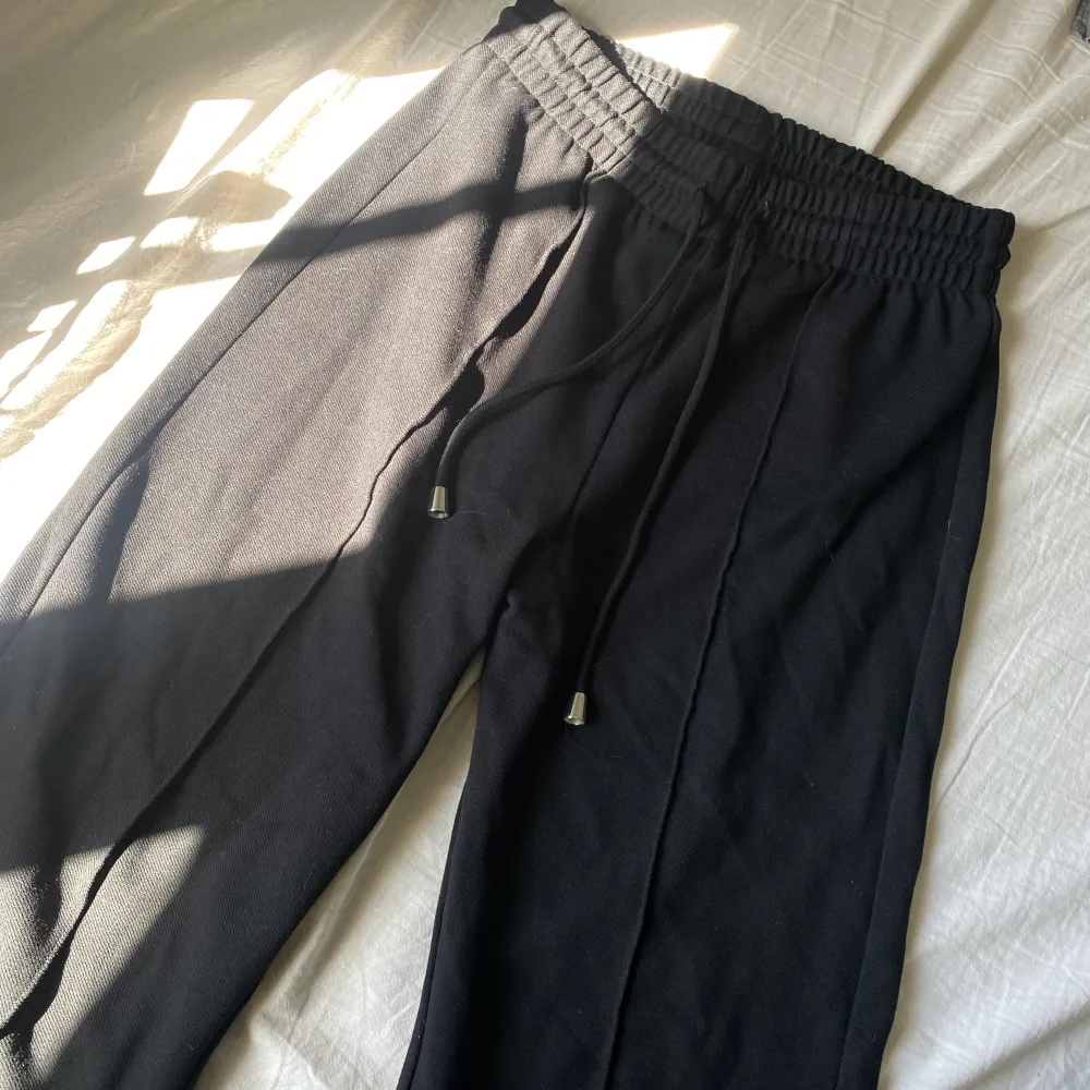 Svarta byxor köpt från Zalando. Nyskick, använd 2-3 gånger. Jätte sköna och passar perfekt till vardags. . Jeans & Byxor.