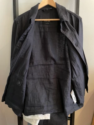 Overshirt Massimo Dutti - Marinblå (färgen på fotona inte bra). Storlek Large. Lite använd. Nypris 1300kr