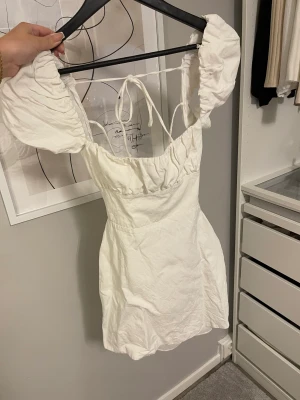 Studentklänning zara - Hej! Säljer min zara klänning i storlek s, går att frakta men även mötas upp i malmö 🫶🏼