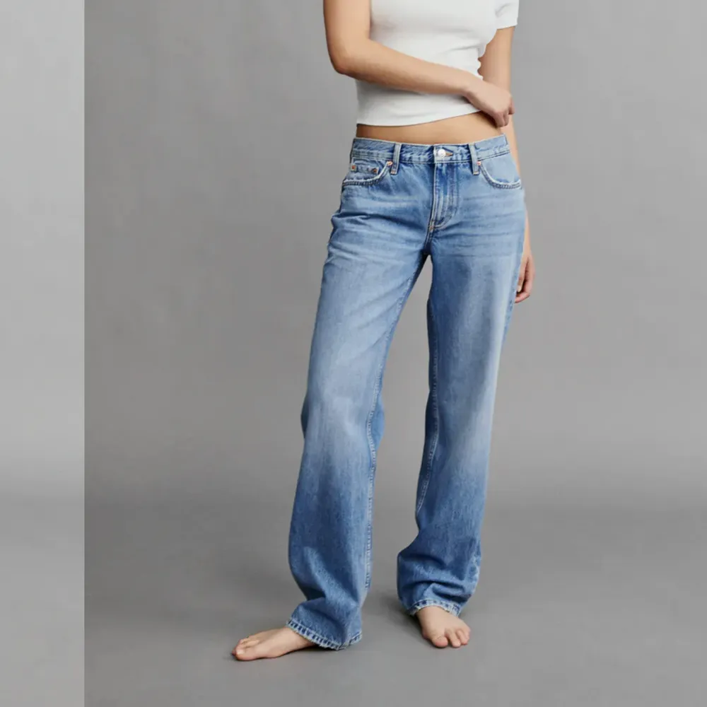 Säljer mina helt oanvända låg midjade jeans då de inte kommer till användning. Helt ny! Nypris 500kr . Jeans & Byxor.