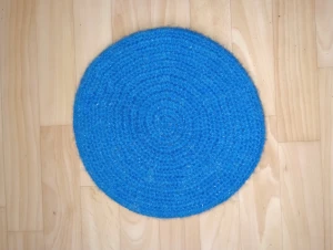 Virkad basker  - Söt virkad basker i kleinblå. Skimrar lite i garnet. Känns retro! 