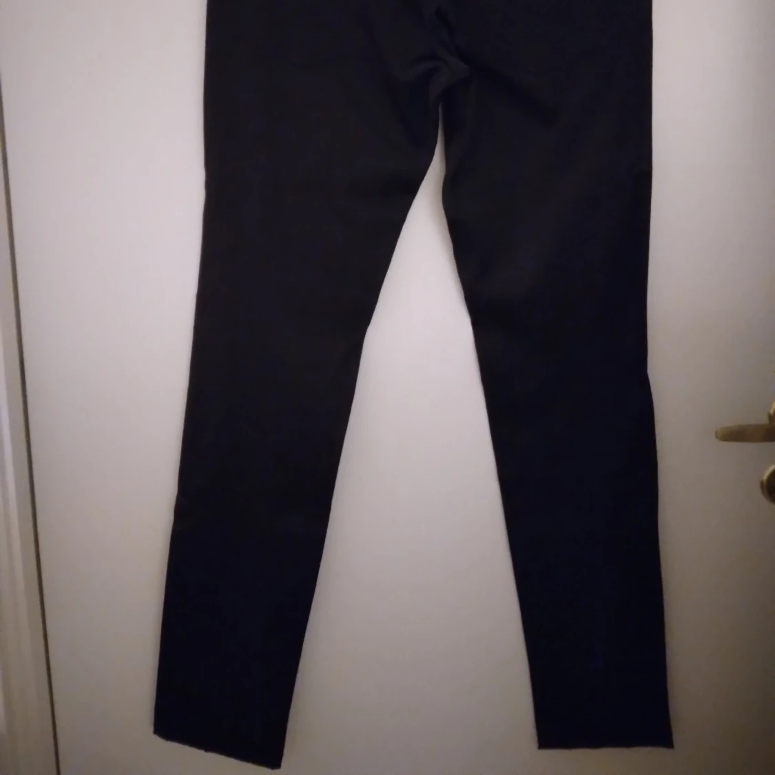 Svarta smala satinbyxor/ byxor I satin..strlk: 32. Felfria. - 2