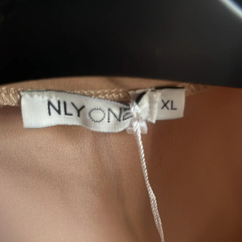 Aldrig använd cargoklänning med knytning i midjan. Ifrån Nelly.com. Klänningar.