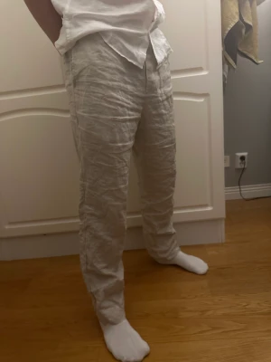 Beige linnebyxor  - Beige linnebyxor i storlek L, nyskick aldrig använda