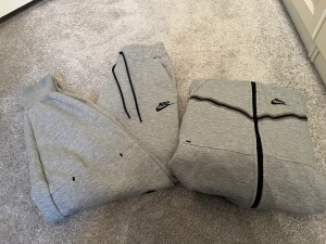 Nike tech fleece  - Har bara använt några gånger, den är som ny, nypris på denna är 2500kr, priset kan diskuteras vid snabb affär 