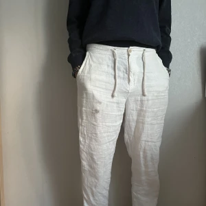 Linnebyxor vita - Vita linnebyxor från Zara Nypris: 499kr Köpta i Juni förra året och knappt använda då de är för små. Litet hål på höger ficka som inte märks då de är vita.