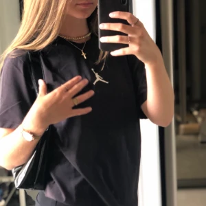 Jordan t-shirt  - Cool t-shirt som jag knappt användt, köpte för 400kr, den är som ny, säljer då den inte är min stil längre, perfekt passform (skriv för mer bilder🫶)