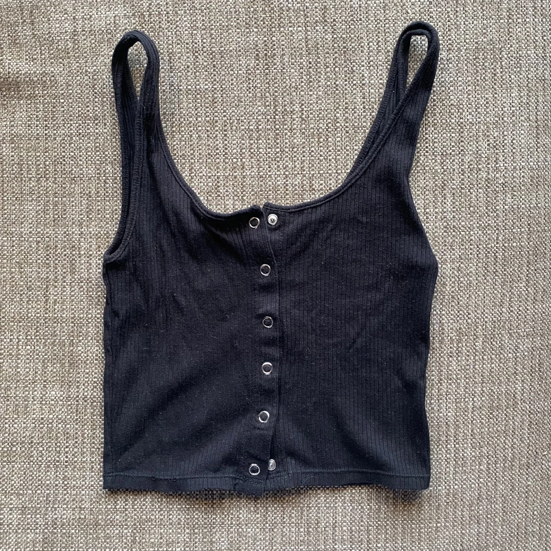 svart topp med knappar