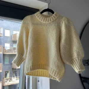 GANNI TRÖJA  - Säljer denna otroligt fina stickade tröjan från GANNI. Den är i ett otroligt fint skick! Nopprar inget, sitter väldigt fint och perfekt nu till sommaren☀️☀️ Jag säljer denna tröjan pga en liten sndvöndningd. Tröjan är alltså endast andvänt några få gånger💓 