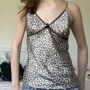 Leopard linne - Snyggt leopard linne med rosetter, justerbara band Ett litet hål vid sömmen i ryggen (sista bilden) Storlek XS men  passar snarare M/S💕 Frakt kostar 44kr! 