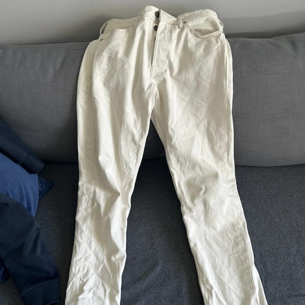 Säljer mina vita jeans från Jack&Jones. Det är ett liknande material som linnebyxor.  Storlek 30-32 Dom är köpta förra sommaren med andvända ändast 4 gånger. Jeans & Byxor.