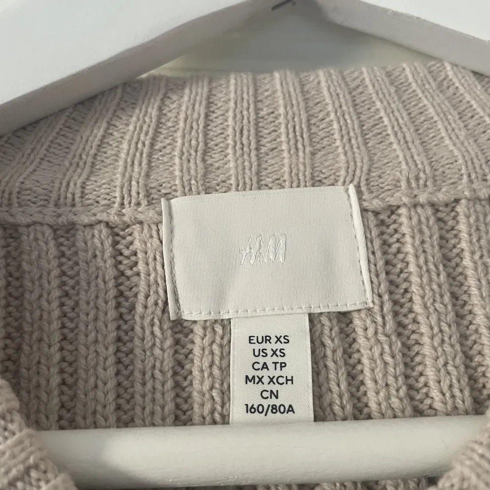 En superfin stickad tröja! Den är beige och ribbad!❤️ st xs❤️. Neuletakit & Villapaidat.