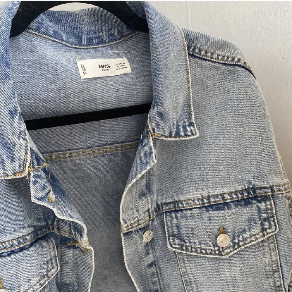 Säljer nu min fina jeans jacka som jag köpte på Plick men som tyvärr inte passade mig💕(lånad bild från förra ägaren). Jackor.