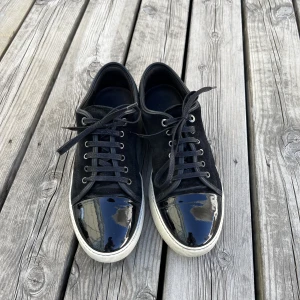 Lanvin skor - Tja! Säljer mina snygga lanvin skor i svarta mocka med glansig cap toe. Storlek 9, passar cirka 42/43. Avgör skicket själv, de är använda har otroligt mycket kvar att ge. Inga flaws som påverkar priset. Nypris: 4400 sek, säljer dessa för 2199 sek.