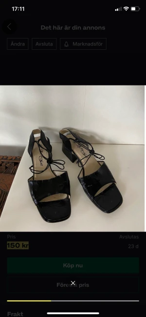 Betty blue sandaler  - Svarta sandaler med stabil klack o resårband som gör de lätta att hoppa i o ur! strl 40!