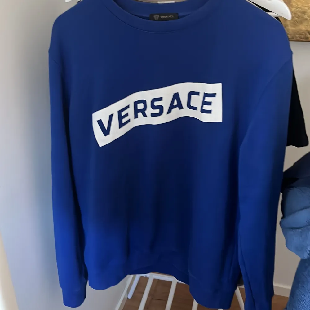 Versace Sweatshirt i Storlek M  Använd 5 gånger. Tröjor & Koftor.