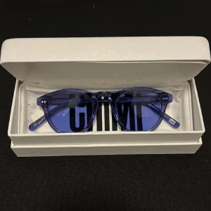 Chimi 02 - Chimi 02 i färgen Acai Knappt använda  Inga repor  Sköna. Pris kan diskuteras vid snabb affär 