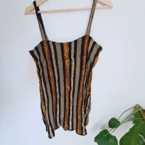 Kort randig klänning - Kort klänning i snyggt mönster. Passar XS-M skulle jag säga.