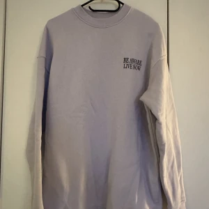 Sweatshirt  - Oversized lila sweatshirt från New yorker, som ny. Storlek s. Köparen betalar för frakt 