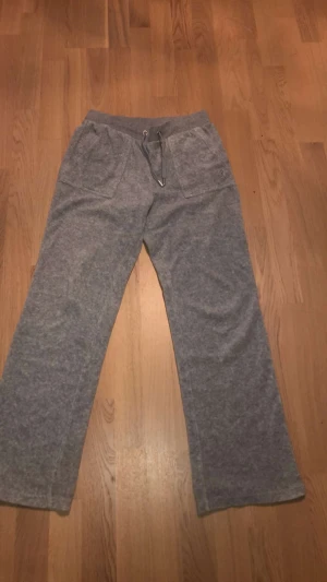 Juicy byxor barn  - Gråa juicy byxor i storlek 14/15 år använda 2 gånger och tvättade 1 gång de är i nyskick pris kan diskuteras 