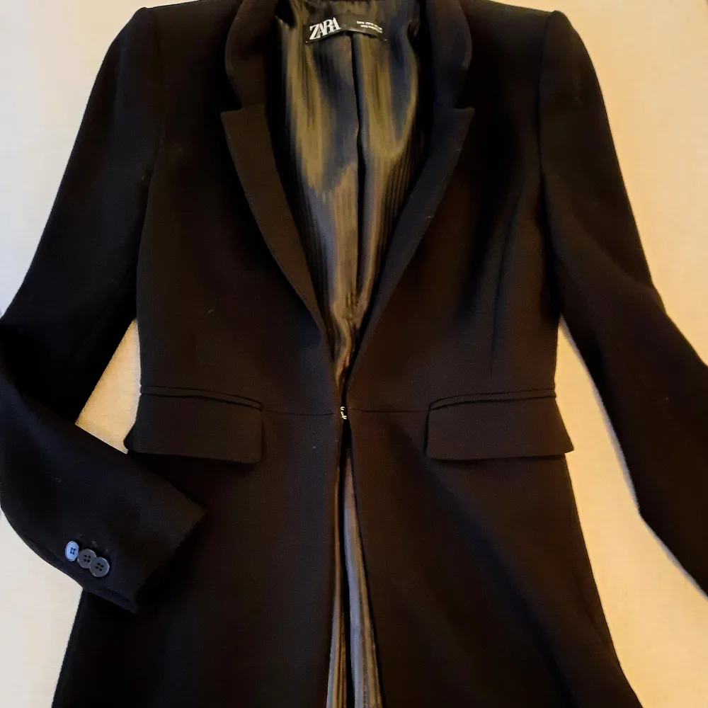 Almost new blazer from Zara, black, size S, very good fit, perfect for spring . Kostymer.