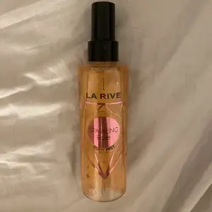 En body mist , söt doft 💓den glittrar/skimrar lite på huden🌟använt lite men mycket produkt är kvar !!