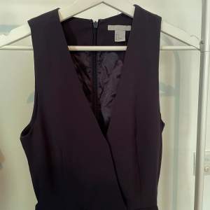 A navy colored jumpsuit from HM. V- neck and has a belt around the waist. Condition: New- never worn, only tried on. Size: 32