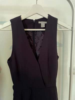 A navy colored jumpsuit from HM. V- neck and has a belt around the waist. Condition: New- never worn, only tried on. Size: 32