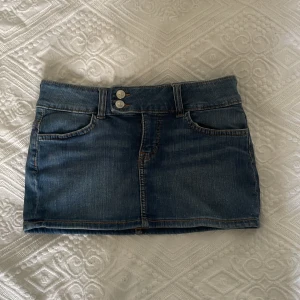 jeans kjol - Low waist, helt oanvänd. Från HM. 