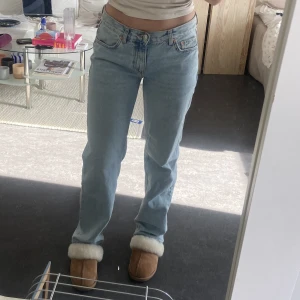 Low Waits Jeans Gina tricot  - De populära low straight jeans från Gina tricot! Super snygga men kommer inte till användning. Fint skick!