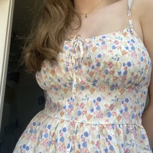 Blommig sommarklänning🫶💐 - Supersöt klänning i blommigt typ som är perfekt till sommaren! Tunnt och härligt material och superlätt att justera!🫶☀️