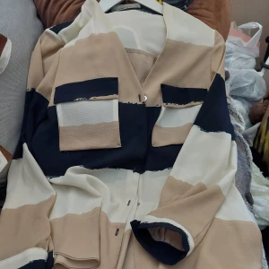 As snygg skjorta  - Skjorta stl 38  As snygg aldrig använd