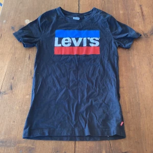 Mörkblå Levi’s tröja - En mörkblå Levis t-shirt i bra skick inga skador eller fläckar på den utan bra en bra tröja helt enkelt