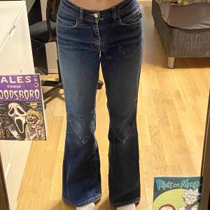 jättefina flare jeans från only. endast testade. storlek w27