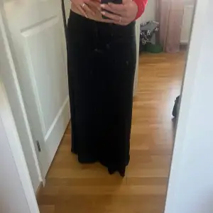 Säljer min långa svarta kjol då den inte kommer till användning 