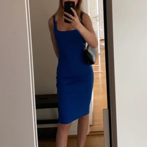 Blå Zara Klänning💙 - Säljer denna populära klänningen från Zara i storlek S. Jag är 160 cm lång och sitter fint. Säljer pågrund av att jag ej får användning av den. Den har en slitt i mitten där nere på baksidan. Som ny💙