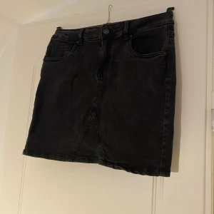 Jeans kjol - Denna super fina jeans kjol är aldrig andvänd då den är för stor på mig! (Om du vill ha fler bilder kontakta mig) pris kan alltid diskuteras.💕Eftersom det är en hög frakt kan jag stå för en del av den<3