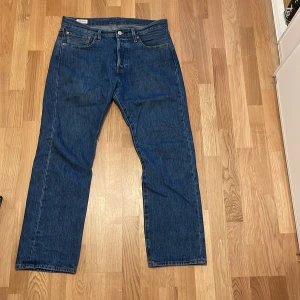 Levis Jeans - Säljer nu dessa underbara Levis 501 mörkblå jeansen då jag växt ur dem. De har legat ett tag i garderoben nu för jag inte velat göra mig av med de men nu är det dags! Dessa jeans är i ett väldigt gott skick! M