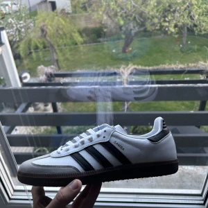 Adidas samba - Skorna är helt nya och kvitto finns. Finns i storlekarna 36 2/3, 38, 38 2/3, 39 1/3 och 40. Går även att förbeställa andra storlekar🤩